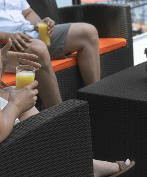 Razones para elegir muebles de plástico frente a otros materiales en Aruba